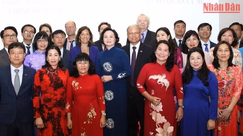 Bộ trưởng Phạm Thị Thanh Trà, Đại sứ Đinh Toàn Thắng và lãnh đạo Trường Quản trị Normandie chụp ảnh lưu niệm cùng học viên của khóa bồi dưỡng. (Ảnh: Khải Hoàn)