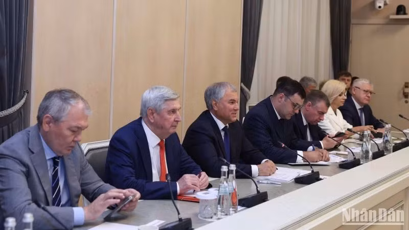 Chủ tịch Duma Quốc gia Quốc hội Liên bang Nga Vyacheslav V.Volodin và thành viên đoàn Nga tại cuộc hội đàm với Chủ tịch Quốc hội Trần Thanh Mẫn. (Ảnh: Thống Nhất/TTXVN)