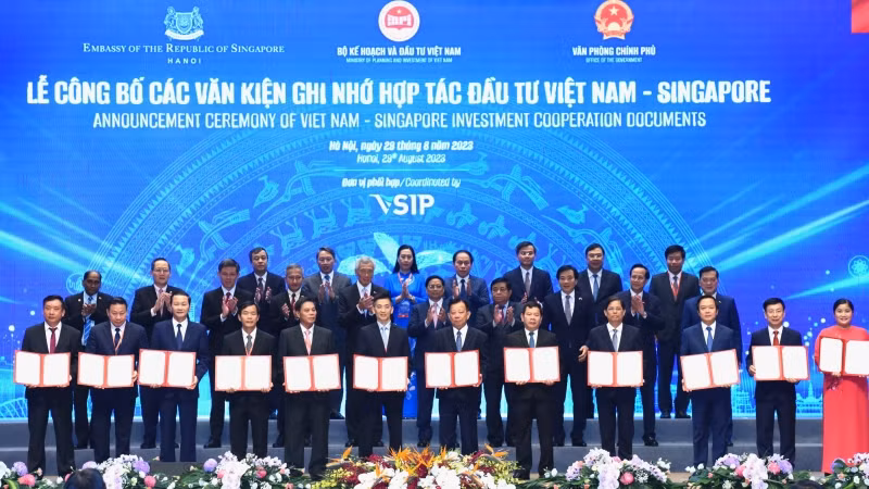 Thủ tướng Phạm Minh Chính và Thủ tướng Lý Hiển Long chứng kiến lễ trao các biên bản thỏa thuận hợp tác.