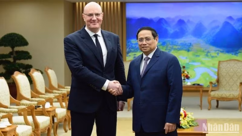 Thủ tướng Phạm Minh Chính đón Phó Thủ tướng Nga Dmitry Chernyshenko. 