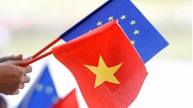 Cờ của Việt Nam và EU. (Ảnh: Reuters)
