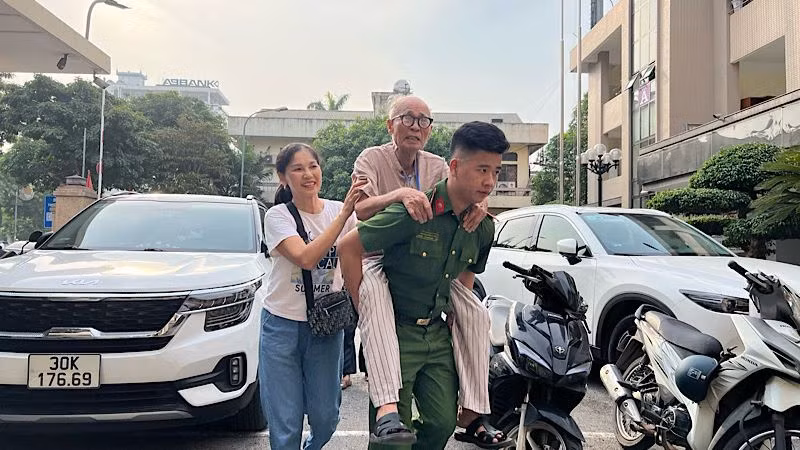 Các thân nhân liệt sĩ đến để lấy mẫu ADN phục vụ công tác tìm kiếm.