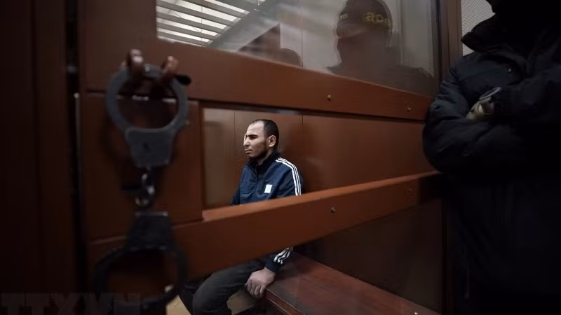 Một nghi phạm vụ tấn công nhà hát trong trung tâm thương mại Crocus City Hall ở ngoại ô Moskva (Nga), tại phiên xét xử của Tòa án quận Basmanny, ngày 24/3/2024. (Ảnh: AFP/TTXVN)