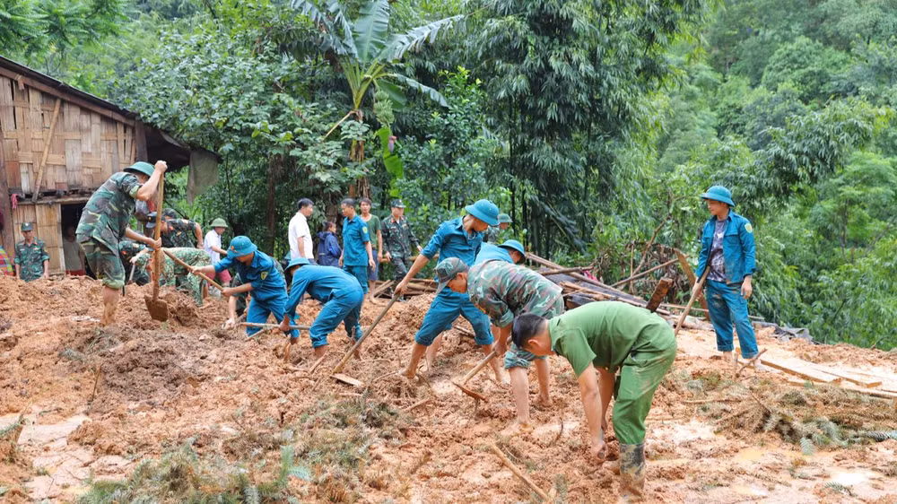 Lực lượng chức năng huyện Hoàng Su Phì giúp gia đình bị nạn khắc phục hậu quả do sạt lở đất.
