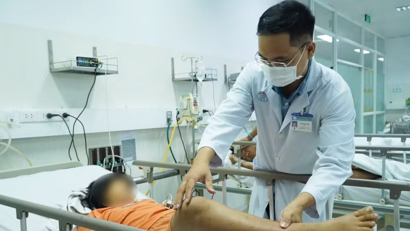 Bác sĩ thăm, khám cho bệnh nhân.