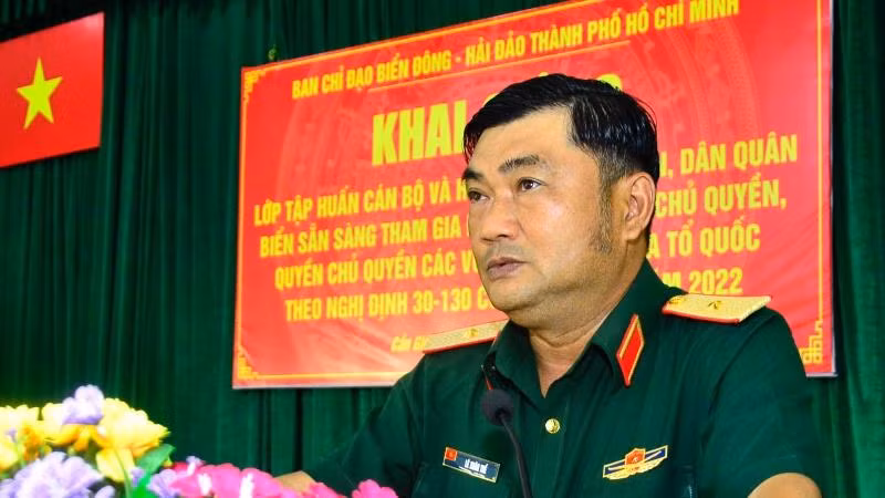 Thiếu tướng Lê Xuân Thế, Phó Tư lệnh, Tham mưu trưởng Bộ Tư lệnh Thành phố Hồ Chí Minh; Phó Ban Chỉ đạo Biển Đông-Hải đảo Thành phố Hồ Chí Minh phát biểu chỉ đạo.