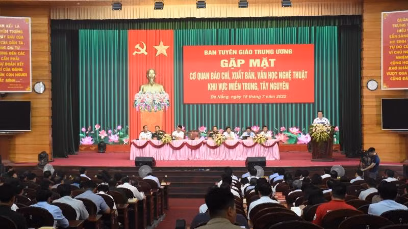 Buổi gặp mặt với sự tham gia của nhiều đại biểu đại diện các cơ quan báo chí, xuất bản, văn hóa-văn nghệ khu vực miền trung, Tây Nguyên.