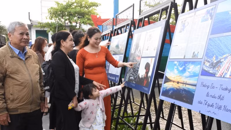Triển lãm được tổ chức tại Nhà trưng bày Hoàng Sa. Triển lãm được tổ chức tại Nhà trưng bày Hoàng Sa.
