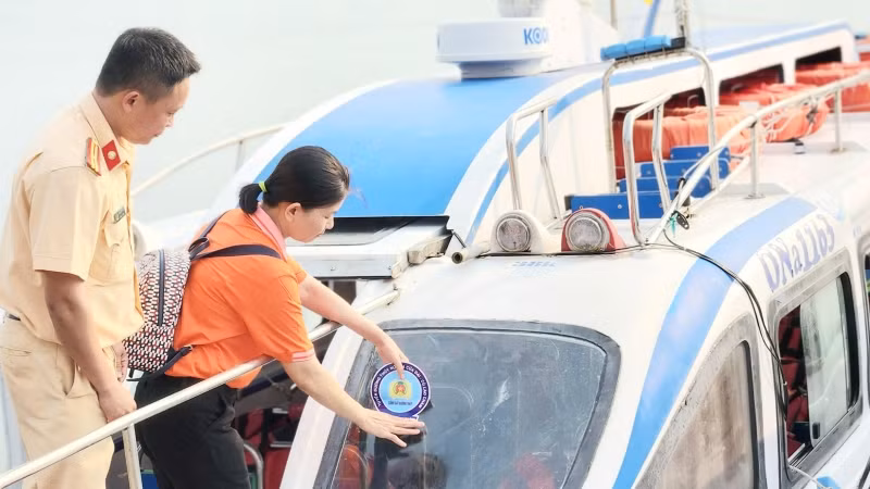Tăng cường kiểm tra phương tiện đưa đón du khách trên tuyến đường thủy nội địa Cửa Đại-Cù Lao Chàm (Hội An). (Ảnh Q.N)