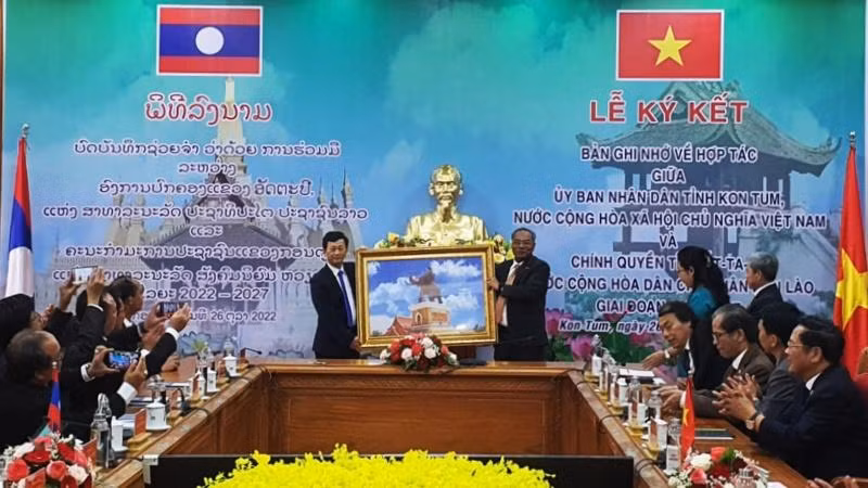 Đồng chí Let Xaynhaphone tặng quà của tỉnh Attapeu cho tỉnh Kon Tum.