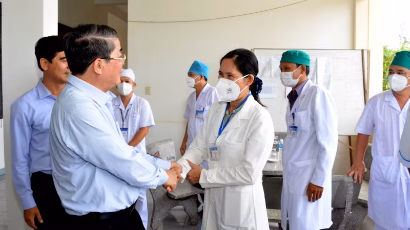 Phó Chủ tịch Quốc hội Nguyễn Đức Hải thăm và tặng quà cán bộ nhân viên y tế Trung tâm Y tế Quân dân y Phú Quý.