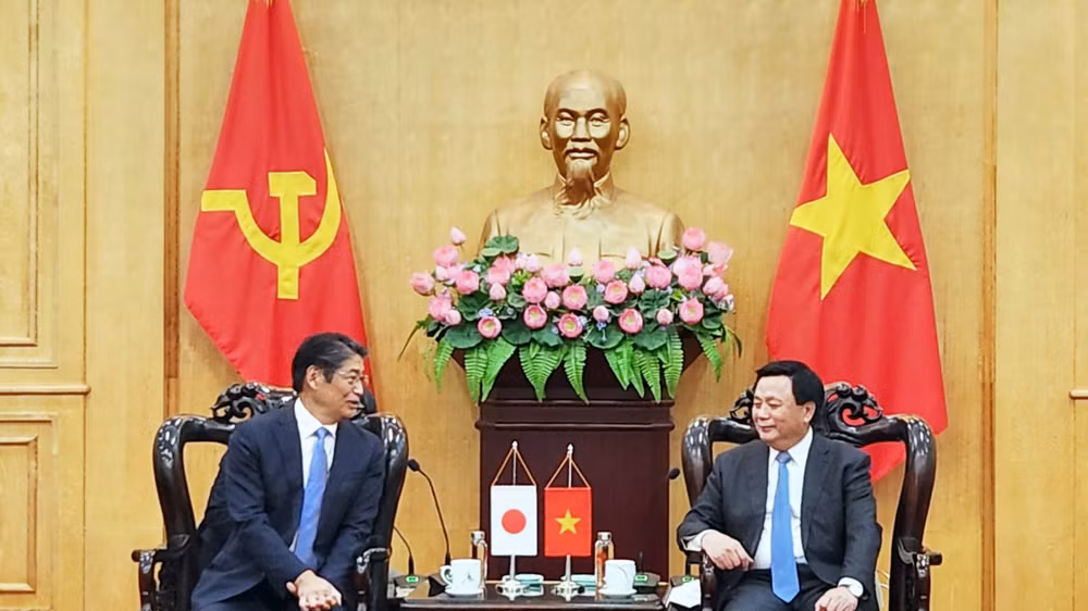 Ông Ito Naoki và đồng chí Nguyễn Xuân Thắng trong buổi tiếp xã giao.