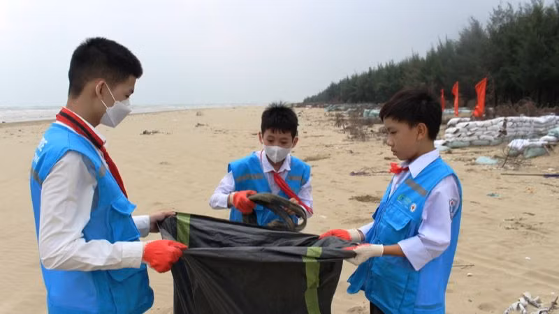 Học sinh Thanh Hóa thu gom rác thải đại dương.