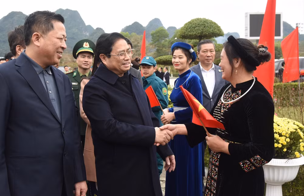 Thủ tướng Phạm Minh Chính gặp mặt cán bộ, chiến sĩ lực lượng vũ trang, gia đình chính sách, người có công, hộ nghèo; đoàn viên, công nhân viên chức lao động có hoàn cảnh khó khăn trên địa bàn huyện Quảng Hòa. (Ảnh: Trần Hải)