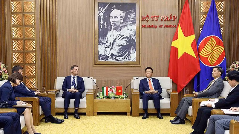Bộ trưởng Tư pháp Việt Nam Lê Thành Long và Bộ trưởng Tư pháp Hungary trao đổi ý kiến.