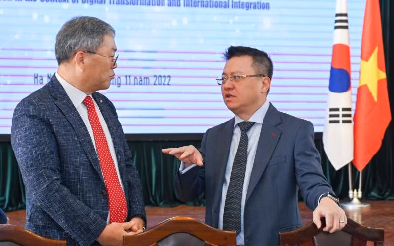 Tổng Biên tập Báo Nhân Dân Lê Quốc Minh trao đổi với Giám đốc quốc gia KOICA Việt nam Cho Han-Deog tại buổi Hội thảo.