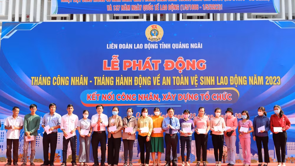 Tặng quà cho cho công nhân, lao động có hoàn cảnh khó khăn và công nhân bị tai nạn lao động.