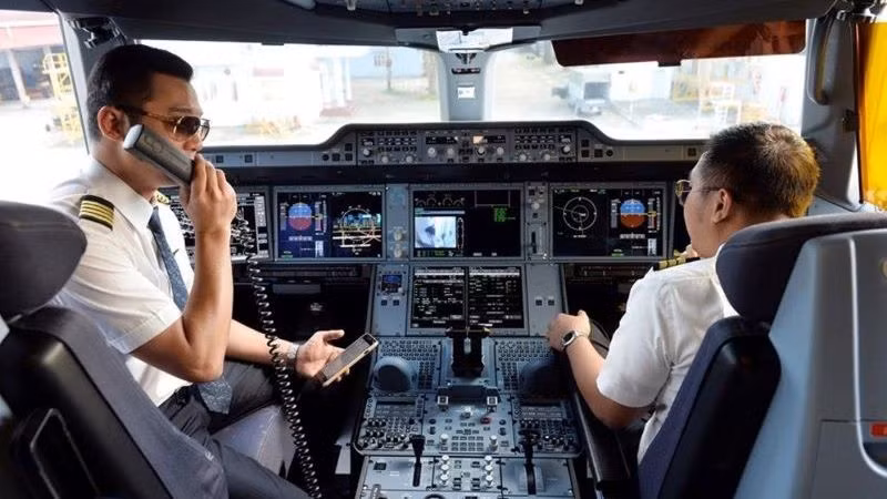 Phi công của hãng bay trong buồng lái.