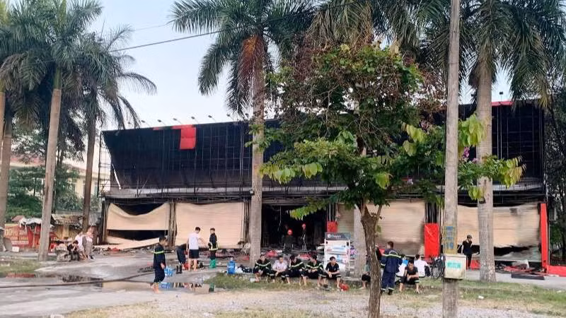 Lực lượng chuyên nghiệp tạm nghỉ ngơi tại khu vực đã dập tắt hỏa hoạn.