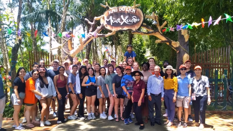 Du khách thích thú khi đến Khu du lịch Mùa Xuân.