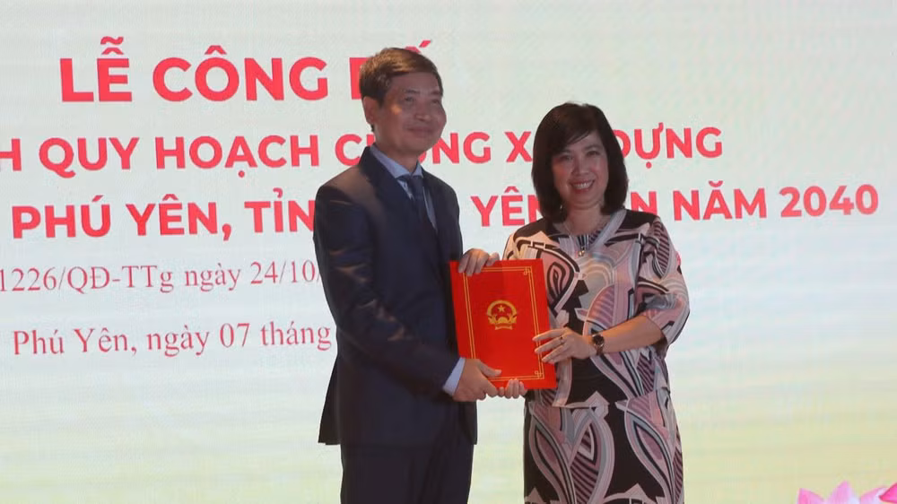 Bà Trần Thu Hằng, Vụ trưởng Vụ quy hoạch kiến trúc, Bộ Xây Dựng trao quyết định điều chỉnh quy hoạch chung xây dựng Khu kinh tế nam Phú Yên cho ông Tạ Anh Tuấn, Chủ tịch UBND tỉnh Phú Yên.