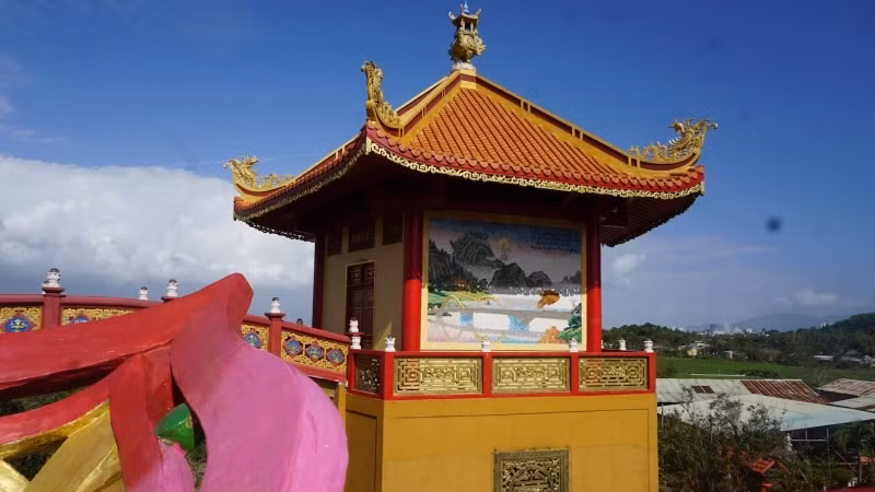 Nét độc đáo của mỗi bức tranh là được lắp ghép và đều có chép thơ, ít nhất là bốn câu thơ, được ghép từ những mảnh sứ nhiều màu sắc đầy công phu, ấn tượng và độc bản.