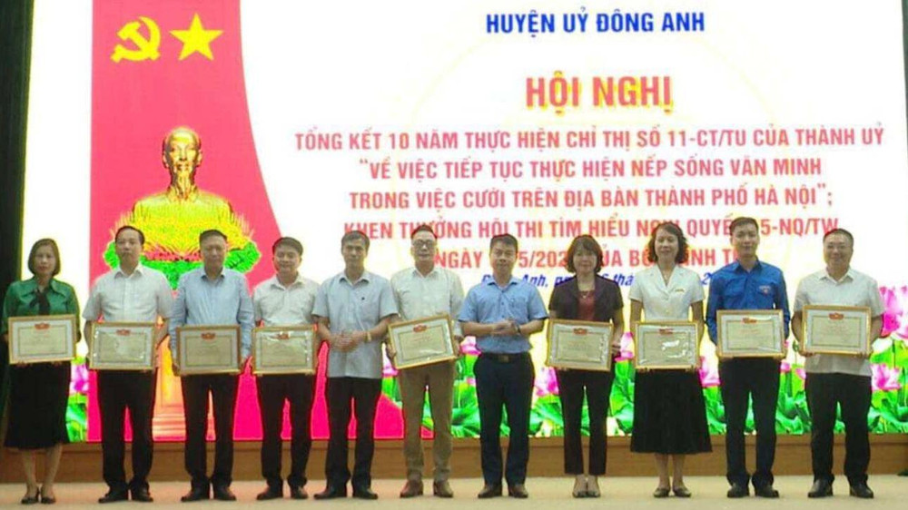 Huyện Đông Anh tuyên dương những tập thể, cá nhân gương mẫu trong thực hiện cưới văn minh.