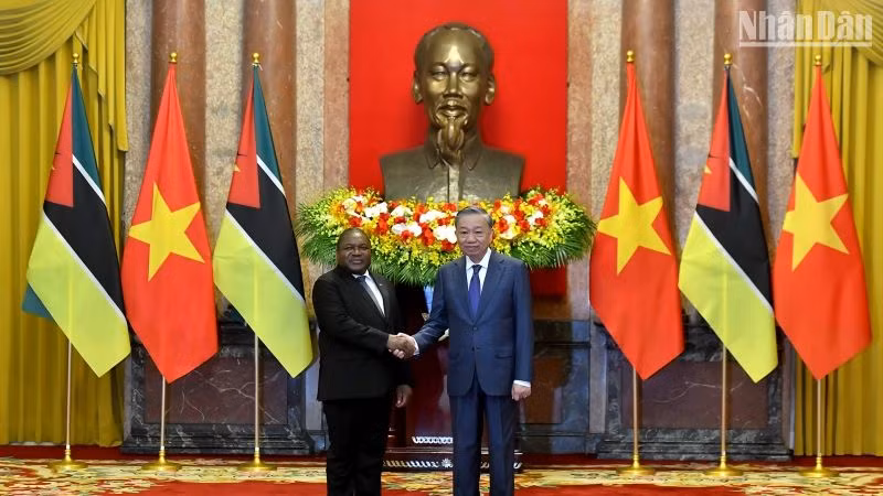 Tổng Bí thư, Chủ tịch nước Tô Lâm và Tổng thống Cộng hòa Mozambique Filipe Jacinto Nyusi chụp ảnh chung sau lễ đón. (Ảnh: ĐĂNG KHOA)