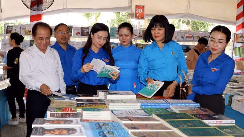 Các đại biểu tham quan gian hàng trưng bày sách. Các đại biểu tham quan gian hàng trưng bày sách.