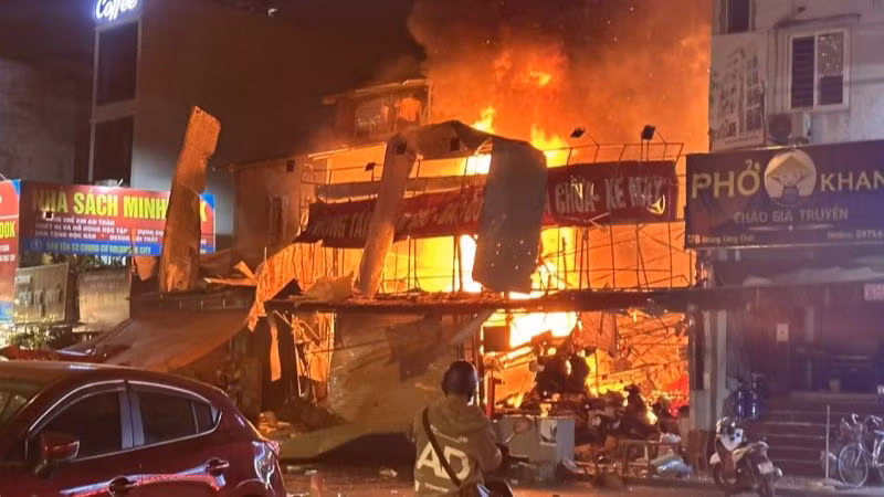 Đám cháy tại đường Hoàng Công Chất xảy ra sau một tiếng nổ lớn. 