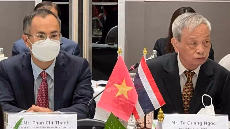 Đại sứ Việt Nam tại Thái Lan Phan Chí Thành (bên trái) và Chủ tịch Hội Hữu nghị Việt Nam-Thái Lan Tạ Quang Ngọc.