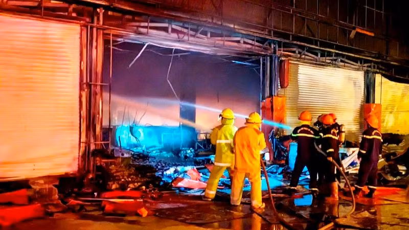 Lực lượng chuyên nghiệp nỗ lực dập tắt hỏa hoạn.