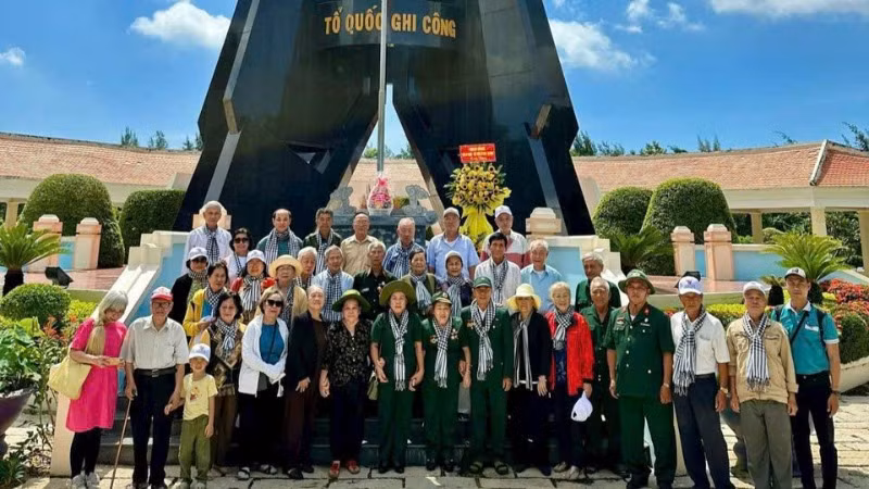 Các đại biểu dâng hương tại Nghĩa trang Liệt sĩ Rừng Sác-Cần Giờ. 