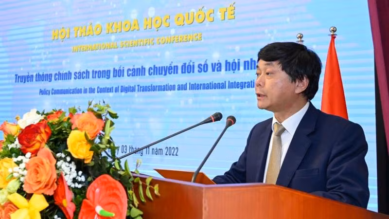 Giám đốc Học viện Báo chí và Tuyên truyền Phạm Minh Sơn phát biểu đề dẫn Hội thảo.