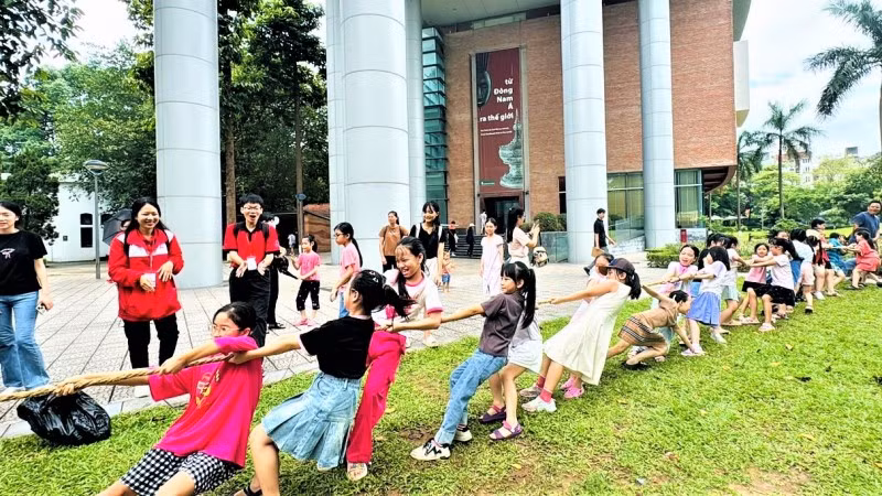 Các bạn nhỏ hết mình với trải nghiệm trò chơi dân gian kéo co. (Ảnh: Bảo tàng Dân tộc học Việt Nam cung cấp)