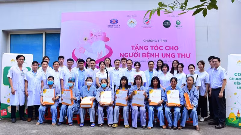 Đoàn công tác của Bộ Y tế thăm và tặng quà các bệnh nhân ung thư đang điều trị tại Bệnh viện đa khoa tỉnh Tuyên Quang.