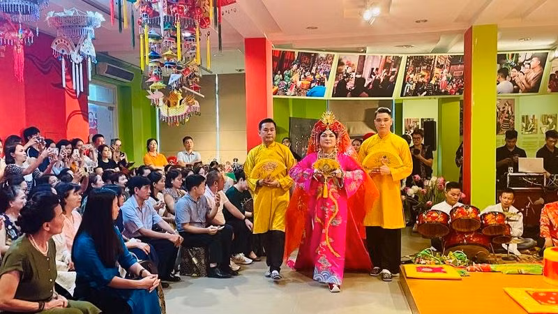 Chương trình trải nghiệm văn hóa tín ngưỡng thờ Mẫu tại Bảo tàng Phụ nữ Việt Nam thu hút sự quan tâm của nhiều đại biểu, du khách. 