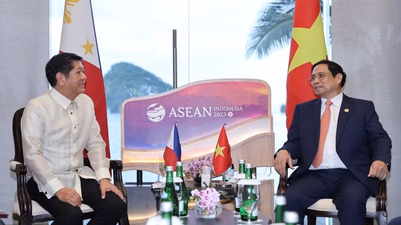 Thủ tướng Phạm Minh Chính gặp Tổng thống Philippines Ferdinand Romualdez Marcos nhân dịp dự Hội nghị Cấp cao ASEAN lần thứ 42, tại thành phố Labuan Bajo, Indonesia. (Ảnh: Nhật Bắc)