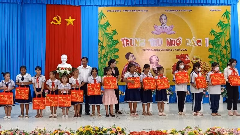 Thiếu nhi có hoàn cảnh khó khăn học giỏi nhận quà Tết.