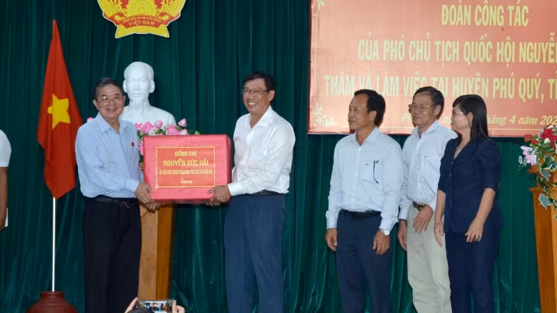 Phó Chủ tịch Quốc hội Nguyễn Đức Hải trao quà cho Huyện ủy, UBND huyện đảo Phú Quý, Bình Thuận.