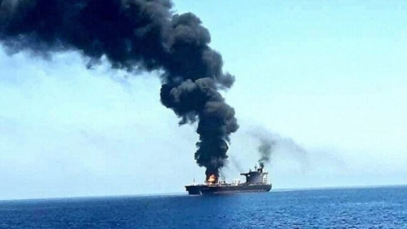 Tàu chở hàng bị lực lượng Houthi tấn công ngoài khơi Hodeidah, Yemen. (Ảnh: IRNA/TTXVN)