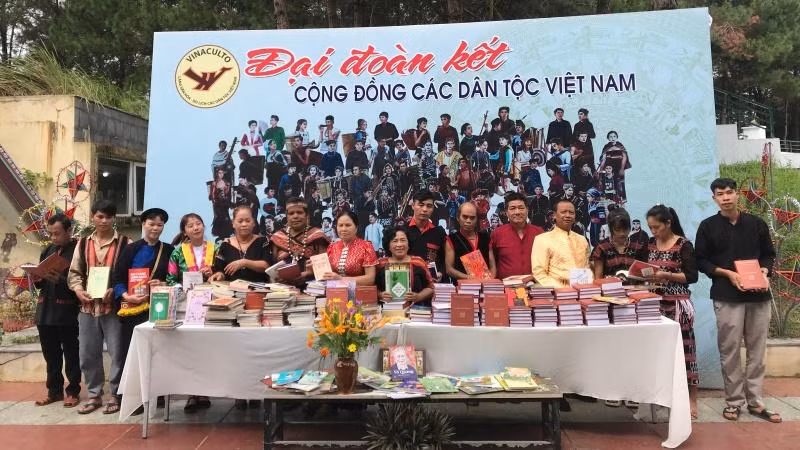 Bà con vui mừng đón nhận món quà sách của các nhà xuất bản, nhà sách và tác giả trẻ gửi tặng.