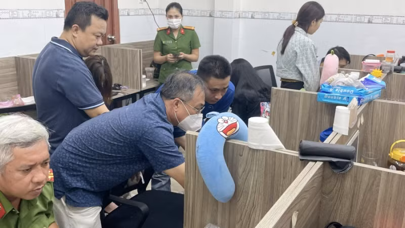 Công an kiểm tra, thu giữ tang vật của nhóm đòi nợ thuê.