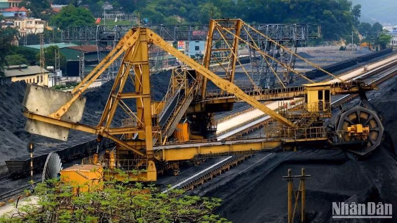 Sàng tuyển, chế biến than cho các hộ tiêu thụ.