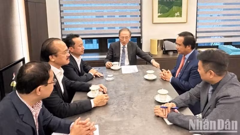 Đoàn công tác tỉnh Long An thăm và làm việc với Cựu Tổng thống Lee Myung Bak.