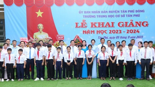 Đồng chí Nguyễn Trọng Nghĩa trao quà cho các em học sinh nghèo huyện Tân Phú Đông.