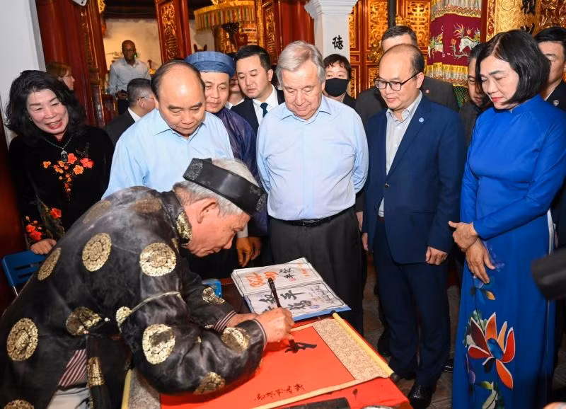 Ông đồ viết chữ thư pháp tặng Tổng Thư ký Liên hợp quốc António Guterres.