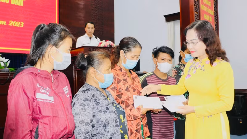 Phó Bí thư Thường trực Tỉnh ủy Bạc Liêu Lê Thị Ái Nam trao quà cho bà con ngư dân.