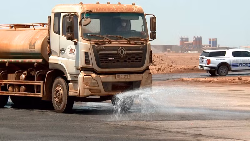 Huy động 35 xe bồn để bảo đảm tần suất tưới nước giảm bụi tối thiểu 5 lần mỗi ngày trên công trường thi công dự án sân bay Long Thành.