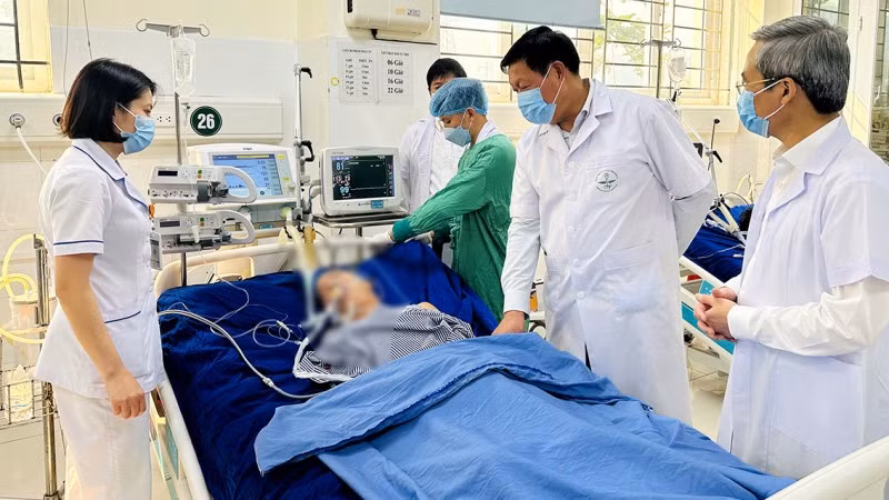 Kiểm tra công tác chăm sóc, điều trị cho người bệnh tại Bệnh viện đa khoa tỉnh Sơn La. (Ảnh: QUANG MINH)